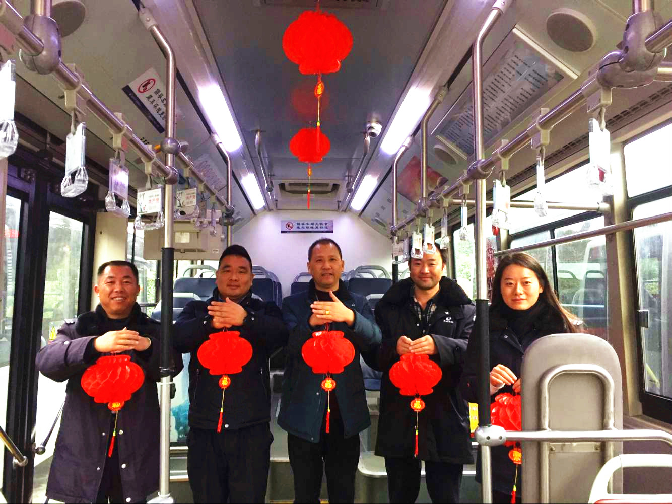公交8路、25路給市民添年味.jpg