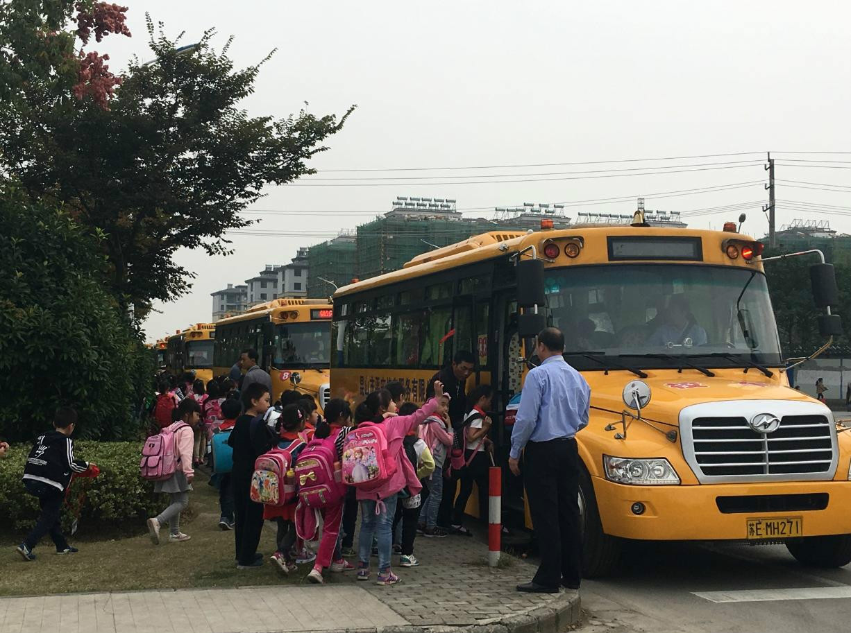 錦溪中心小學辟校車專用區(qū)域.JPG