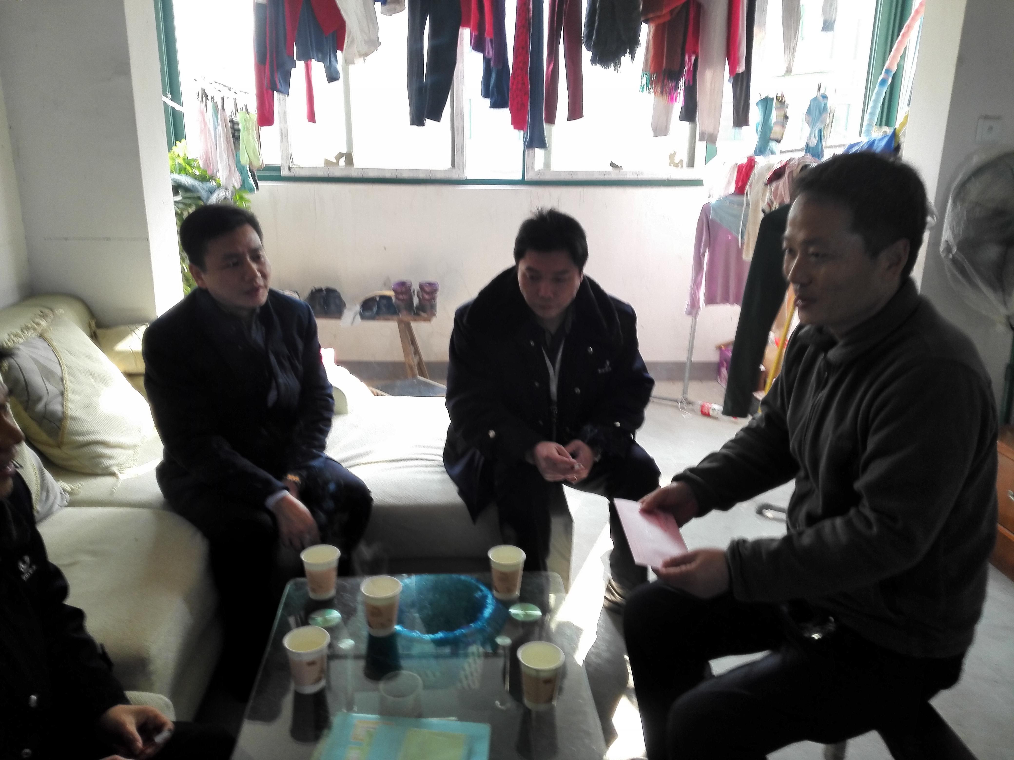 公司領(lǐng)導慰問困難職工3.JPG 公司領(lǐng)導慰問困難職工3.JPG