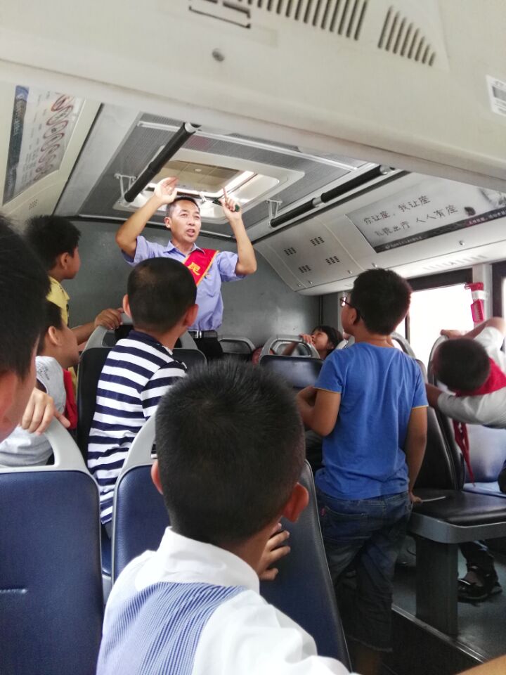 “公交安全知識(shí)進(jìn)校園”走進(jìn)大公小學(xué).jpg