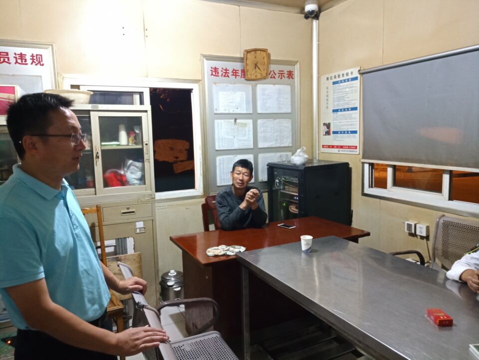 班子成員夜晚帶隊(duì)巡查不放松.jpg 班子成員夜晚帶隊(duì)巡查不放松.jpg