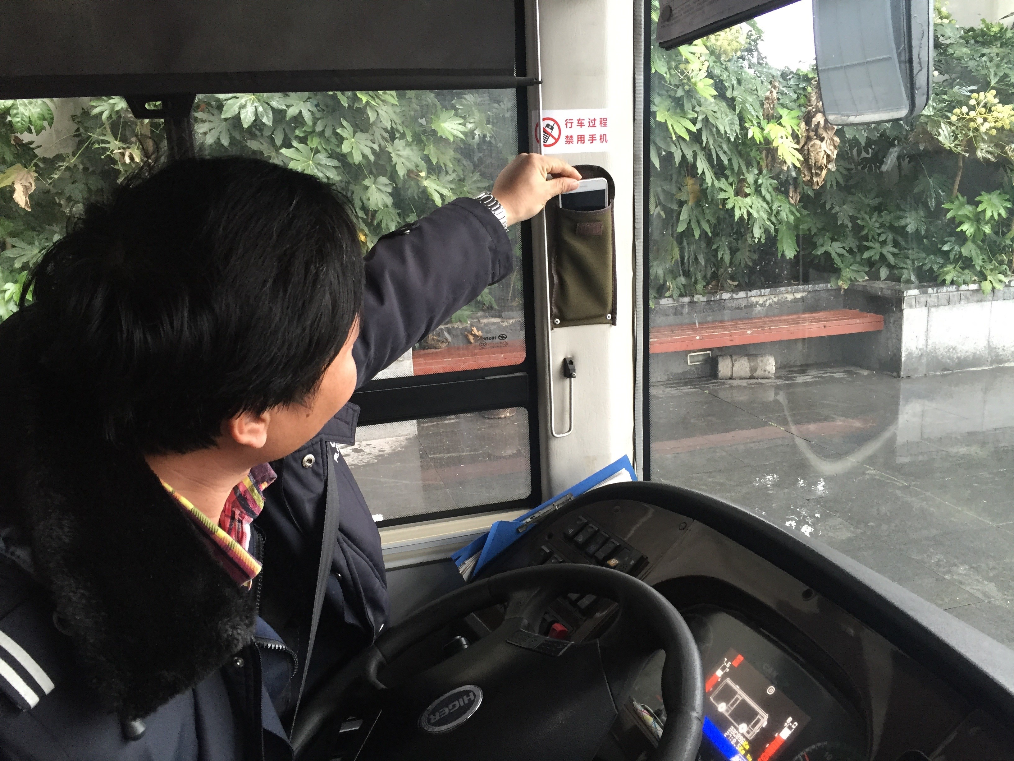 檢查手機是否入手機袋.jpg 檢查手機是否入手機袋.jpg