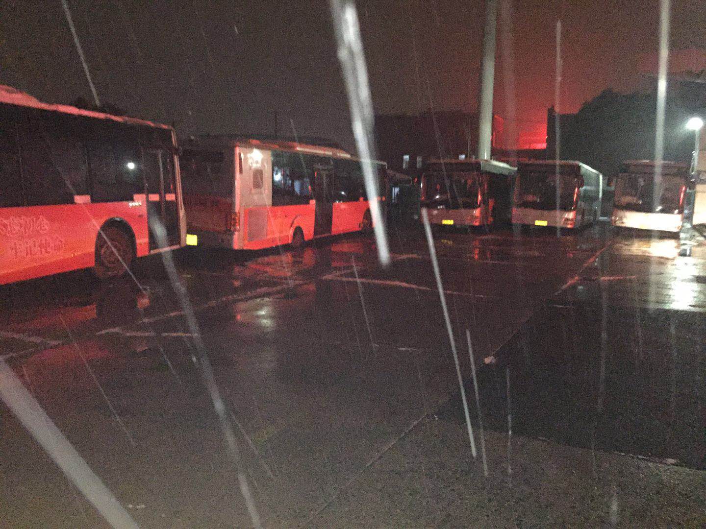 1路新生首末站無(wú)冰雪1.jpg 1路新生首末站無(wú)冰雪1.jpg
