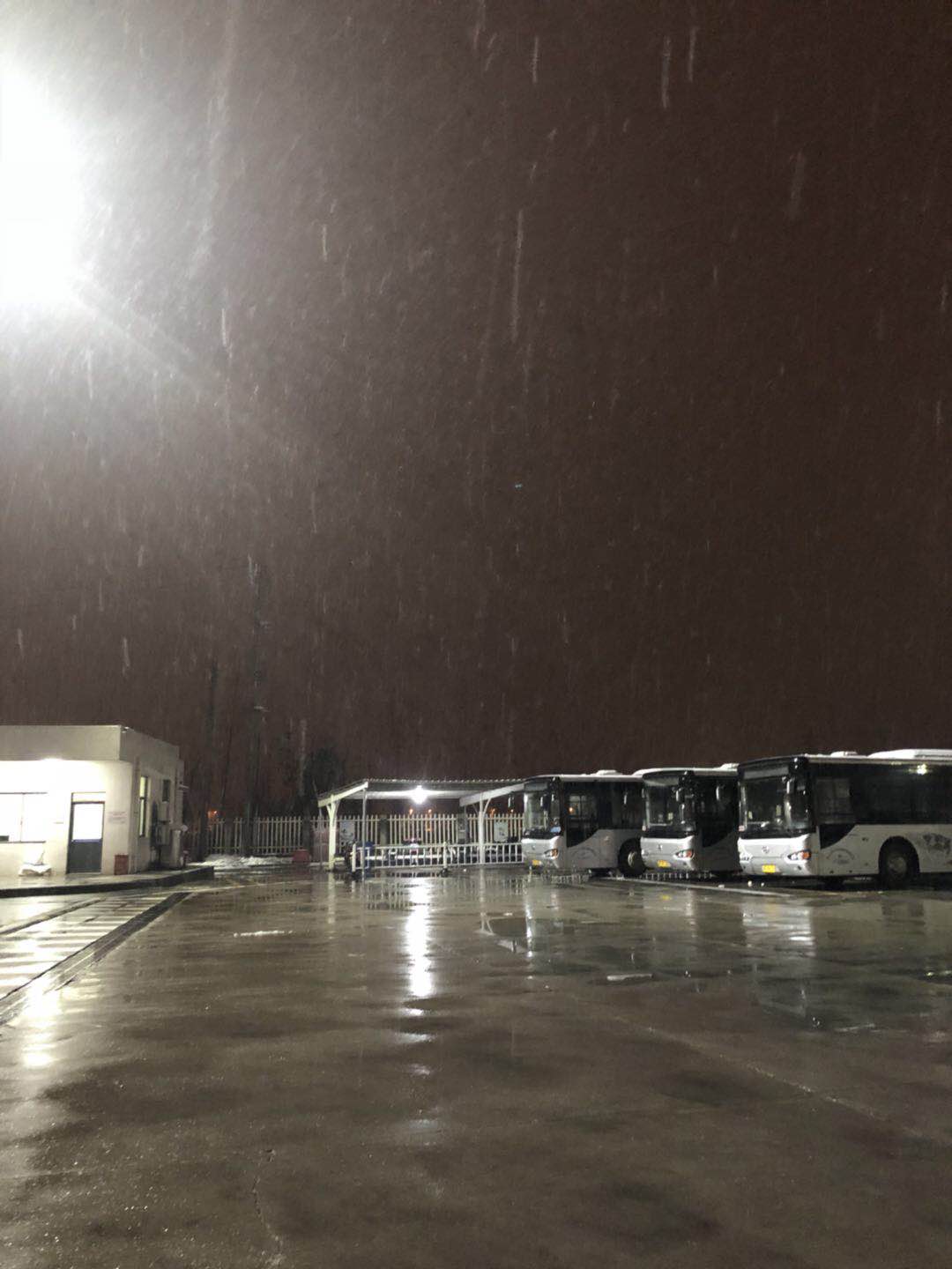 嶗山路停車場(chǎng)無(wú)冰雪.jpg 嶗山路停車場(chǎng)無(wú)冰雪.jpg