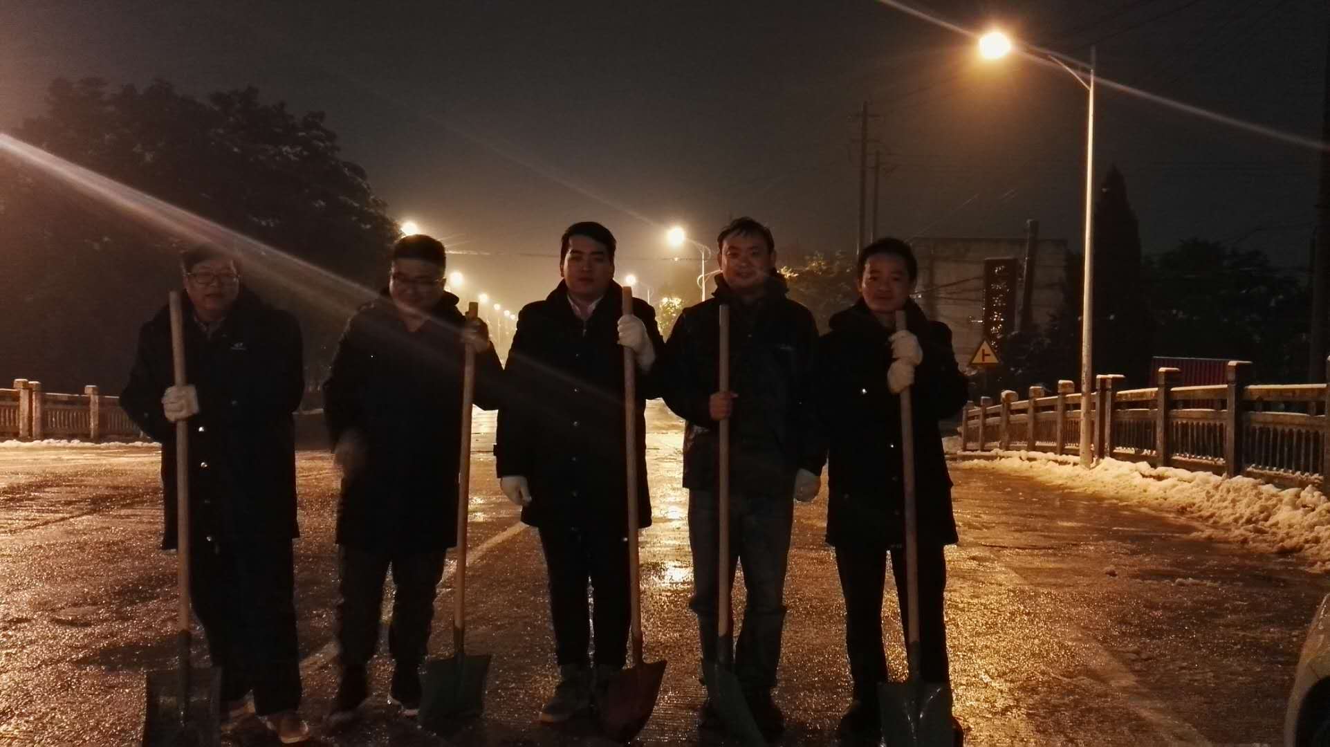 我們笑對(duì)風(fēng)雪.jpg 我們笑對(duì)風(fēng)雪.jpg