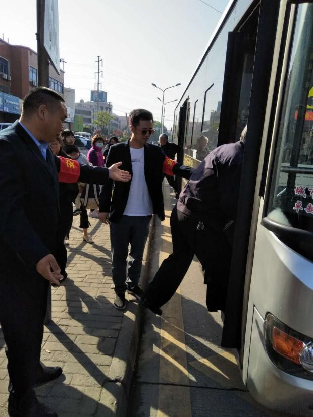 服務(wù)乘客.jpg