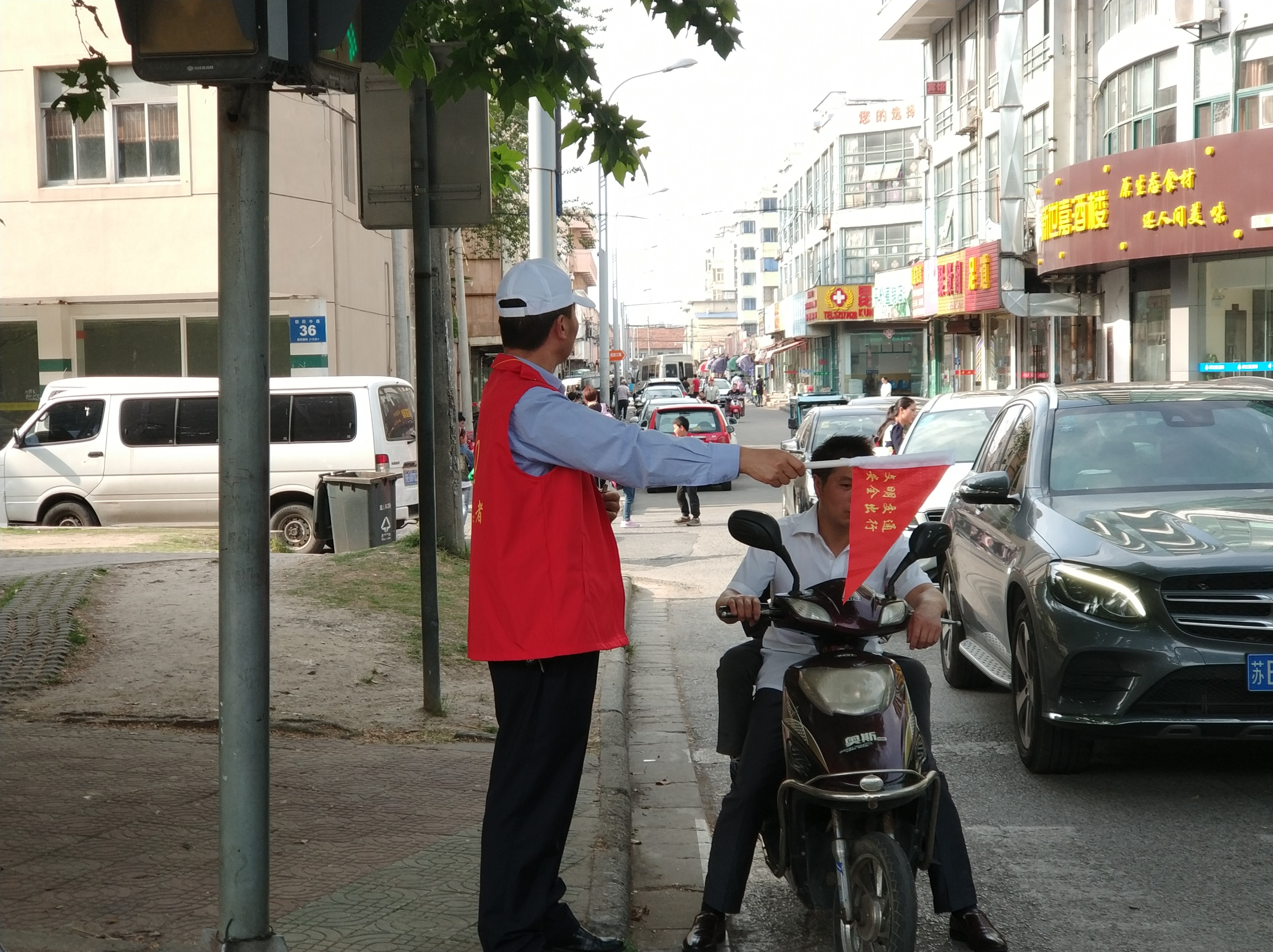 5月4日公交集團(tuán)五支部在珠江小學(xué)、三中心小學(xué)附件路口站點開展文明乘車督導(dǎo)志愿活動 1.jpg