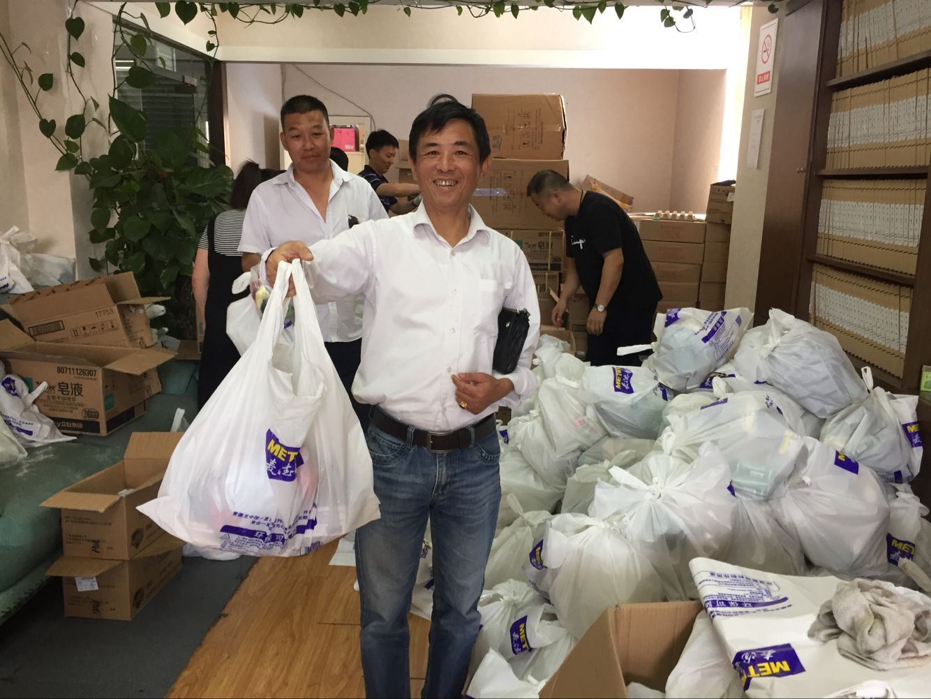 出租防暑降溫用品發(fā)放.png