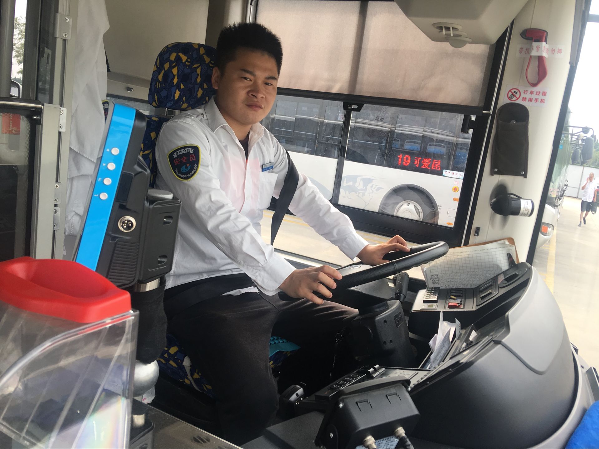 一分22路陸文強(qiáng)送乘客就醫(yī).jpg 一分22路陸文強(qiáng)送乘客就醫(yī).jpg
