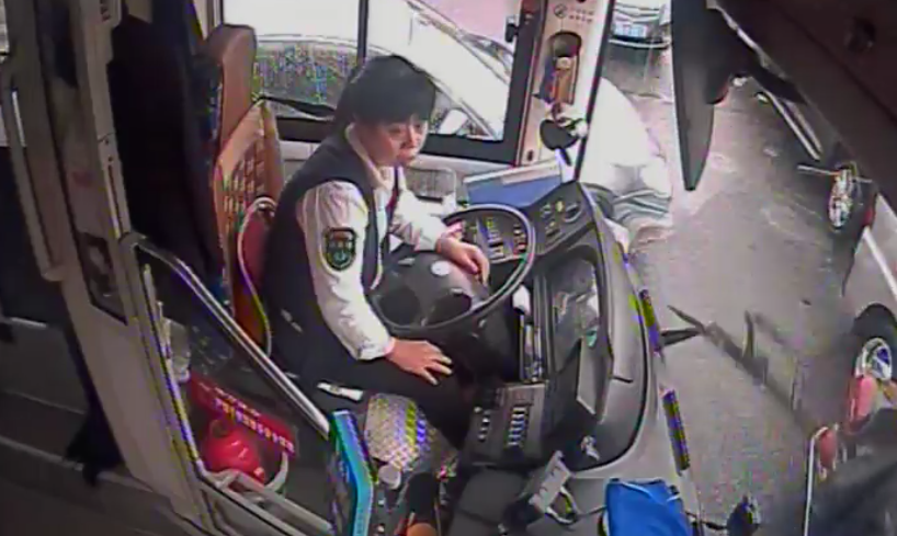 5路吉沐兄雨中幫助殘疾人過馬路1.png