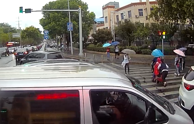 5路吉沐兄雨中幫助殘疾人過馬路2.png